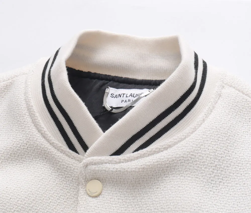 P520 Saint Laurent Paris Saint Laurent slp classic leather patchwork black and white baseball collar jacket. The original 1:1 development is the highest version on the Internet. It took 2 months to customize pure wool fabric and jacquard ribbing (ordinary machines cannot achieve this jacquard effect). The version is super handsome. The patchwork position is very particular about parking technology. Whether the whole dress looks good or not depends on this position. Same style for men and women. Color: black and white spelling/white/black. Size: 46 48 50 52